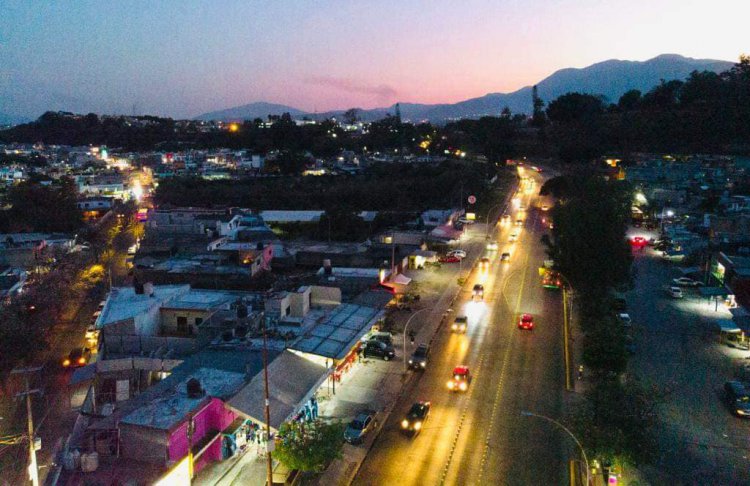 PARA SEGURIDAD DE AUTOMOVILISTAS Y PEATONES, INSTALAN LUMINARIAS EN AVENIDA MÉXICO.