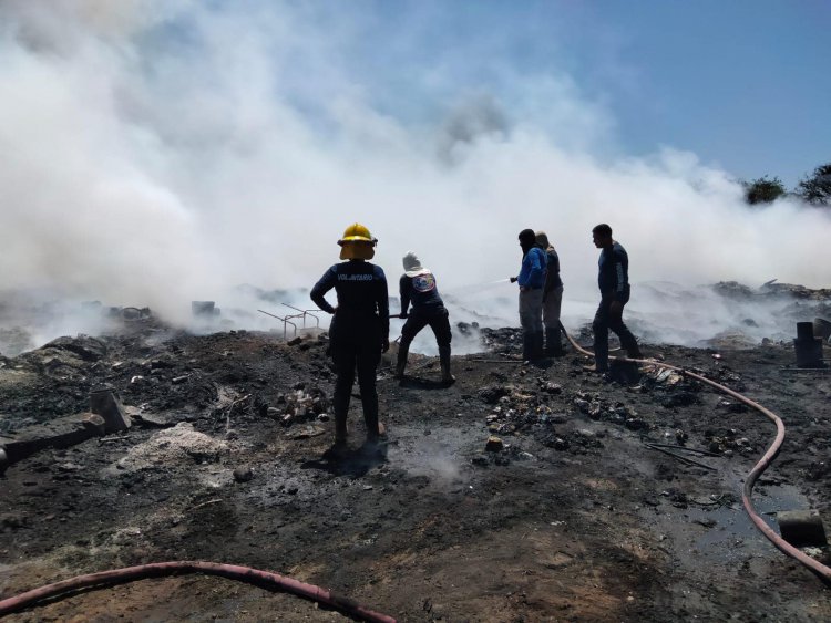 Gobierno de Tepic combate incendio en basurero de Puga