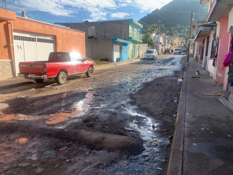 VECINOS DE LA COL. LOMA HERMOSA CON MÁS DE UN AÑO DE FUGA DE AGUAS NEGRAS POR PROBLEMAS DE DRENAJE EN LA CALLE LOMAS DEL FRESNO, PRETENDEN CERRAR AVENIDAS EN TEPIC.