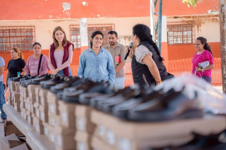 Entrega SEPEN calzado a niñas y niños de Rosamorada en nivel primaria