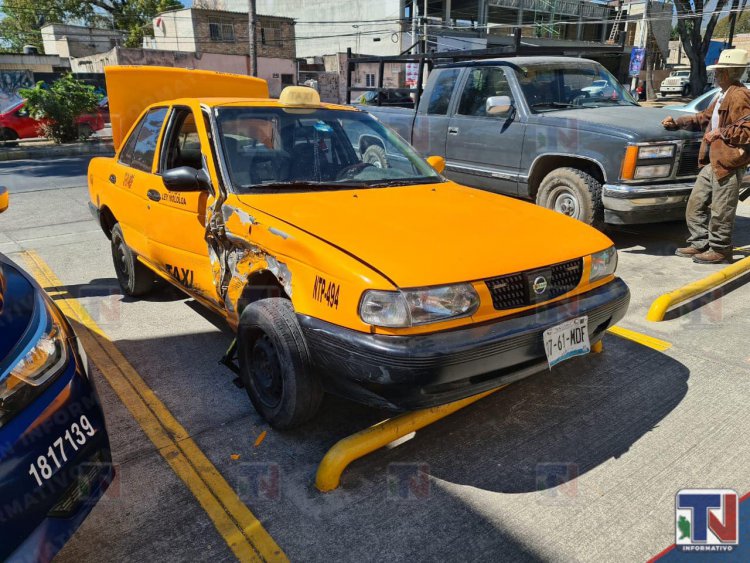 MUJER RESULTA LESIONADA AL IMPACTARLOS UNA CAMIONETA